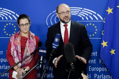 Martin Schulz i la ministra de Comerç canadenc, Chrystia Freeland, ahir al Parlament Europeu.