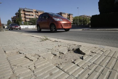 La vorera a Ferran el Catòlic es troba molt deteriorada, denuncien els veïns.