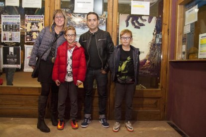 Carlos G. Bayona es va fotografiar amb el públic que va assistir a la projecció d’‘Un monstre em ve a veure’.