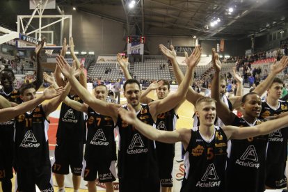 Els jugadors de l’Actel van celebrar amb l’afició la victòria de divendres davant del Breogán.