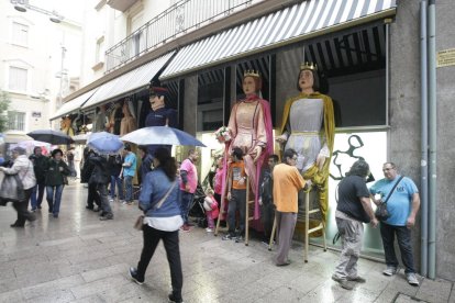 La pluja va obligar a protegir els gegants sota el tendal d’una botiga de l’Eix.