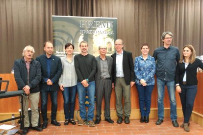 Jordi Pàmias, al centre de la imatge, amb el guanyador del premi a l’esquerra, Ricard Gomà.