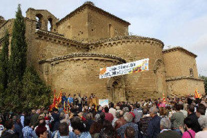 Monegros es manifesta davant del Monestir de Sijena pel retorn dels béns