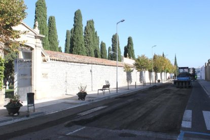 Obres de reasfaltatge del carrer Ferran Saperes de Tàrrega.