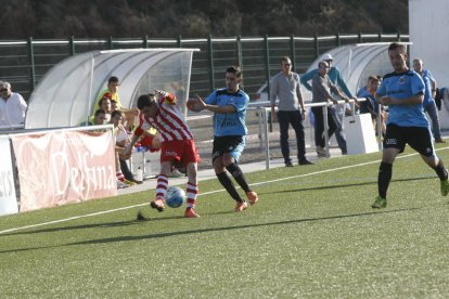 Un jugador de l’Athletic Almacelles intenta rebutjar una pilota des de la banda. 