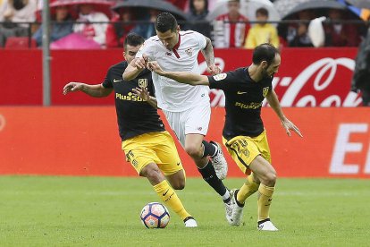 Vitolo intenta anar-se’n del marcatge de Correa i Torres.