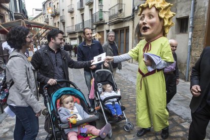 El Petit Príncep es va passejar pel carrer Major interactuant amb petits i grans.