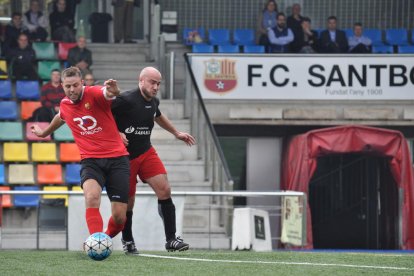 Un jugador de l’Alpicat, amb la samarreta negra, pressiona un futbolista del Santboià.