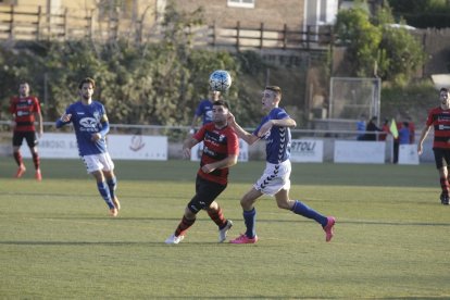 Un jugador de l’Alpicat disputa una pilota aèria davant de la pressió d’un jugador del Rapitenca.