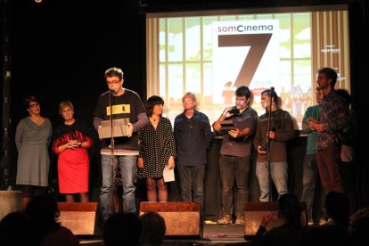 Pere Vilà, director del llargmetratge guanyador del Som Cinema, al rebre el guardó.