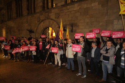 Concentració ahir a la plaça de la Paeria de Lleida en suport del regidor de la CUP de Vic.