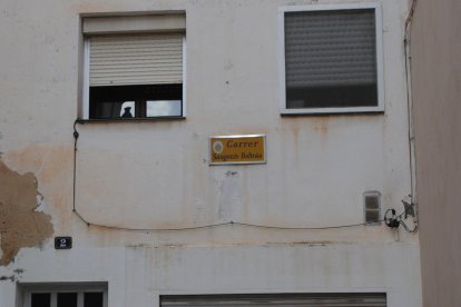 Una placa amb el nom de Sangenís Bertran en aquest carrer de Vilanova de Bellpuig, al Pla d’Urgell. 