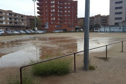 Aspecte que presentava ahir el camp de terra de la UE Balàfia després de la tempesta.