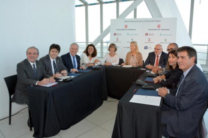 Moment de la firma del pacte nacional a la Torre de Collserola.