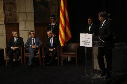 El president de la Generalitat, Carles Puigdemont, va agrair el treball dels tres guardonats.