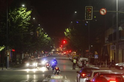 Agents de la Policia Local, regulant el trànsit a Baró de Maials.