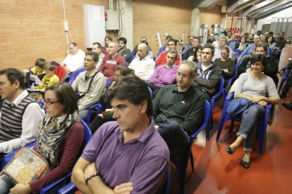 Més de mig centenar de pares van assistir ahir a la reunió sobre la base al Barris Nord.