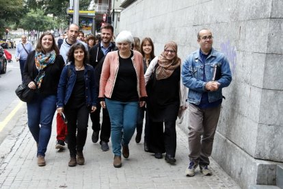 L’alcaldessa de Badalona, al costat dels sis regidors investigats, ahir a la porta dels jutjats.