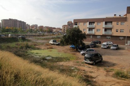 Vista del solar ubicat al costat del carrer Ramon Ramos Álvarez.