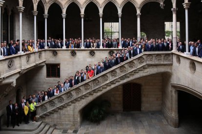 Els participants en la trobada per reclamar a l’Estat el traspàs dels trens regionals i de rodalies.