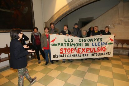 Els activistes d’Ipcena van desplegar una pancarta i van fer pintades a la façana del bisbat.