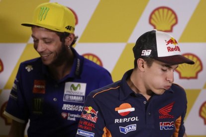 Valentino Rossi i Marc Màrquez, ahir durant la roda de premsa prèvia al Gran Premi de Malàisia.