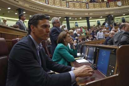 Durant el discurs del socialista Antonio Hernando, Pedro Sánchez es va mantenir fred i en silenci.