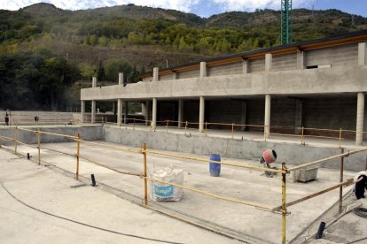 Estat actual de les obres de la piscina municipal de Sort.