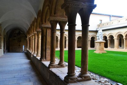 Imatge del claustre romànic restaurat.