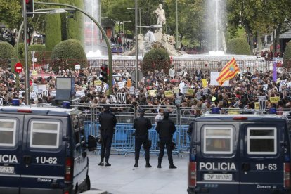 Policies a l’entrada de la Cambra davant una concentració anterior de Rodea el Congreso.