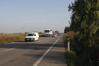 Vista del camió avariat ahir ocupant un carril de l’N-240 entre Lleida i Juneda.