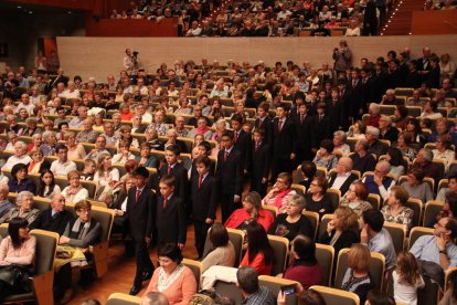 Els joves cantaires de l’Escolania de Montserrat van arribar a l’escenari desfilant entre el públic, que va omplir l’Auditori Enric Granados.