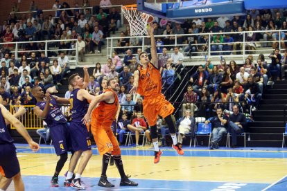 Marc Rubín de Celis, que va arredonir un bon partit, en la línia de les seues darreres actuacions, anota còmodament davant del cèrcol rival.