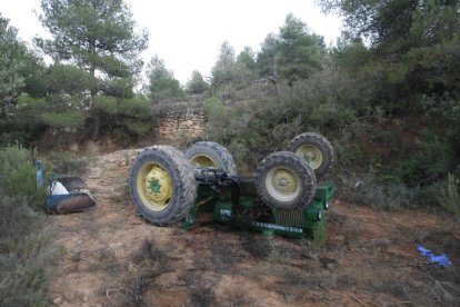 Vista del tractor accidentat divendres als Torms.