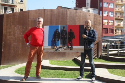 Josep Bellera i Rafa Ariño, amb una de les imatges que s’exposaran als comerços de la Zona Alta.