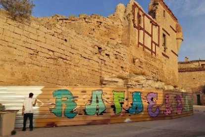 L’artista Bruno Galatti ha pintat un grafiti sobre el baró.