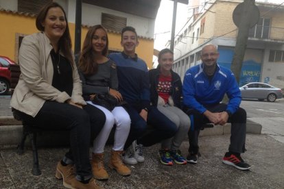 Iolanda Mateu i Carles Cuéllar, professors del centre, al costat de Carme, Álvaro i Laura, alumnes.