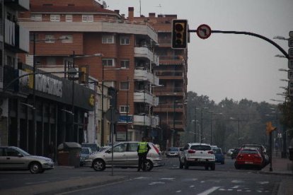 Un agent de la Urbana va regular ahir el trànsit a Pardinyes.