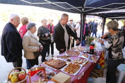 La localitat es va omplir de parades amb productes de proximitat a la primera Fira de la Sal.