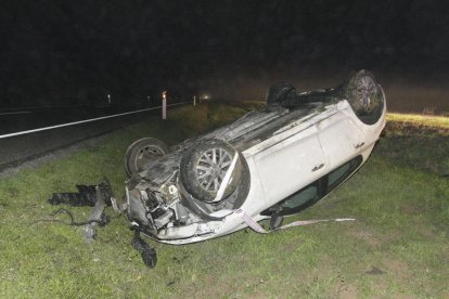 Coche volcado la noche del lunes en la N-240 en Torregrossa tras chocar con un jabalí. 