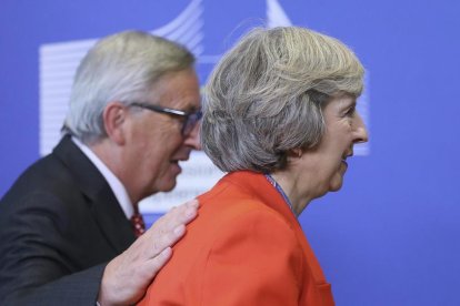 Juncker y May, ayer en Bruselas.