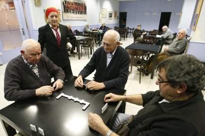 Imatge de jubilats jugant al dòmino presa el passat dia 21 al centre de Bonaire.