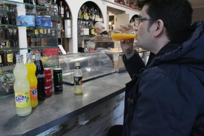 Un client d’un bar de Lleida pren una beguda ensucrada.