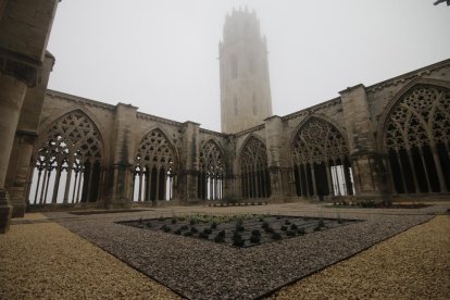 Imatge d’ahir del claustre, en què s’ha remodelat l’enjardiment en els últims mesos.