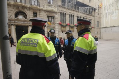 Mossos i urbans, ahir a la plaça Paeria.