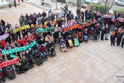 La plaça de l’Ajuntament de Mollerussa va acollir ahir una reivindicació unitària d’Acudam, l’escola Siloé i la Llar Terres de Ponent.