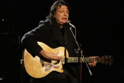 Un moment del concert acústic del músic de Salt, Adrià Puntí, ahir al Cafè del Teatre.