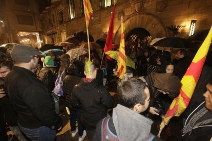 Un centenar de personas se concentraron ante la Paeria de Lleida ayer en defensa de la alcaldesa de Berga.