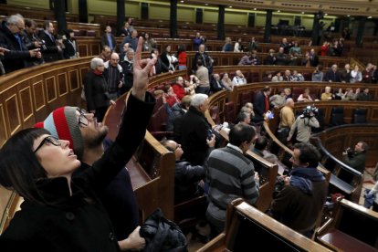 Dos joves ahir en la jornada de portes obertes del Congrés.