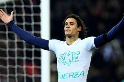 Cavani acabó con una tarjeta.